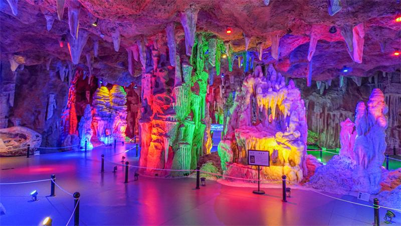 七彩溶洞展厅场景