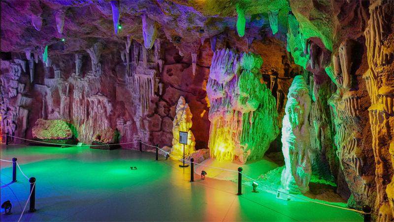 七彩溶洞展厅场景