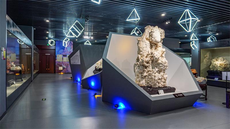 异彩纷呈的矿物展厅场景