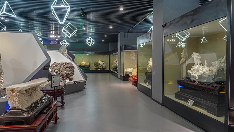 异彩纷呈的矿物展厅场景