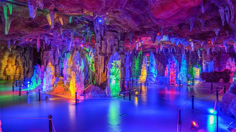 七彩溶洞展厅场景