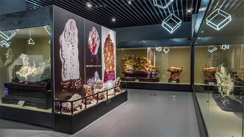 异彩纷呈的矿物展厅场景