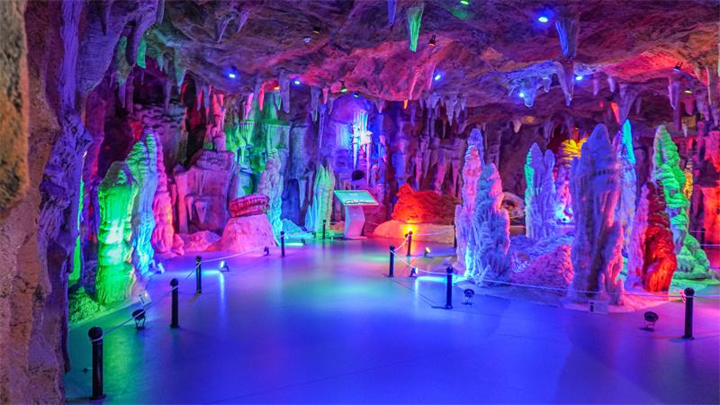 七彩溶洞展厅场景