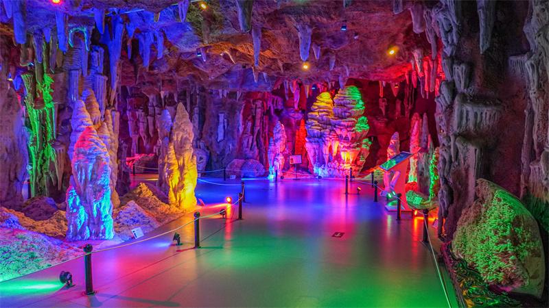 七彩溶洞展厅场景